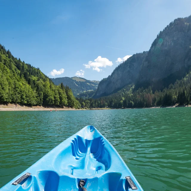 Barque sur le lac de Montriond