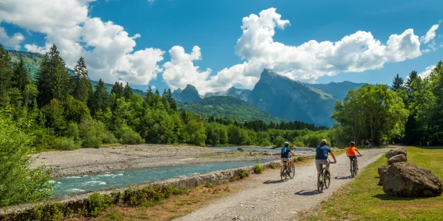 Mountain biking near the Giffre at Morillon