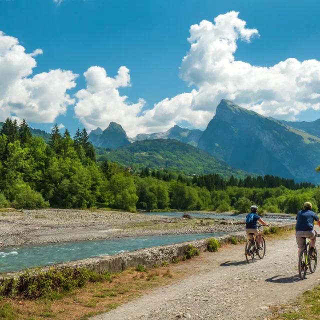 Vtt près du Giffre à Morillon