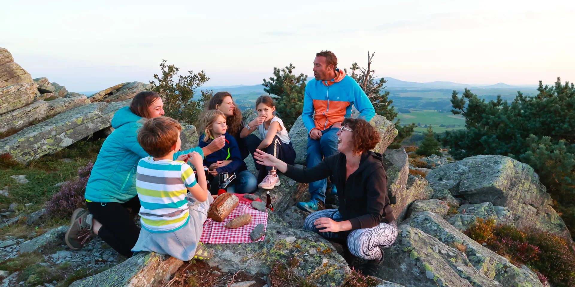 Coucher de soleil et apéritif gourmand en famille au sommet du Pic du Lizieux (1388m d'altitude)
