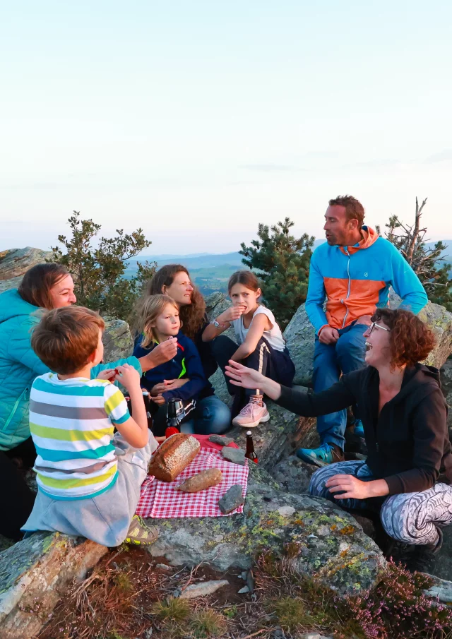 Coucher de soleil et apéritif gourmand en famille au sommet du Pic du Lizieux (1388m d'altitude)