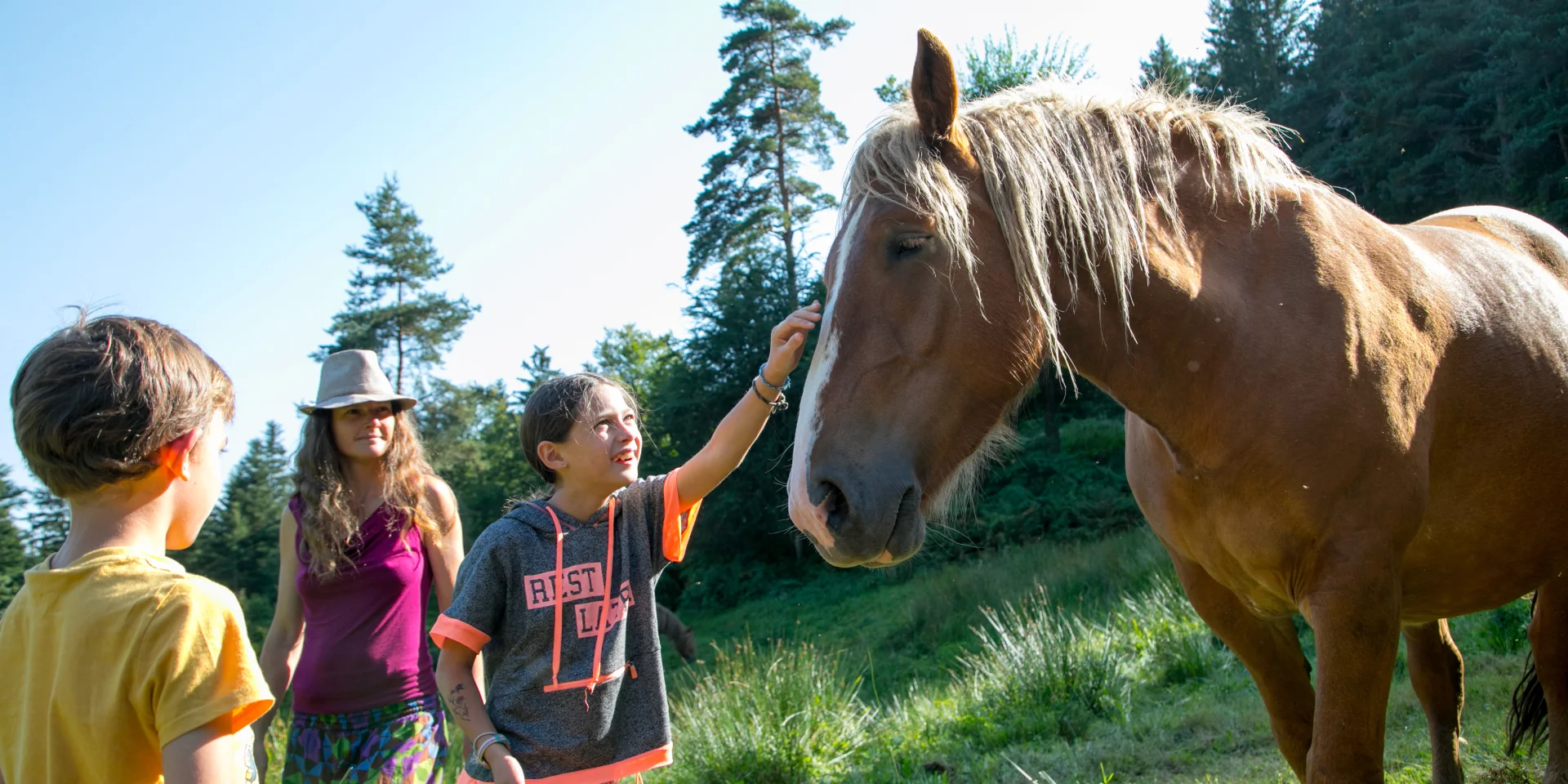 Enfants avec cheval