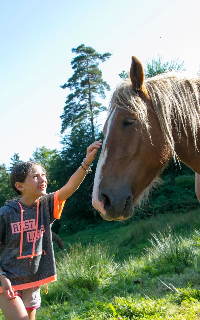 Enfants avec cheval