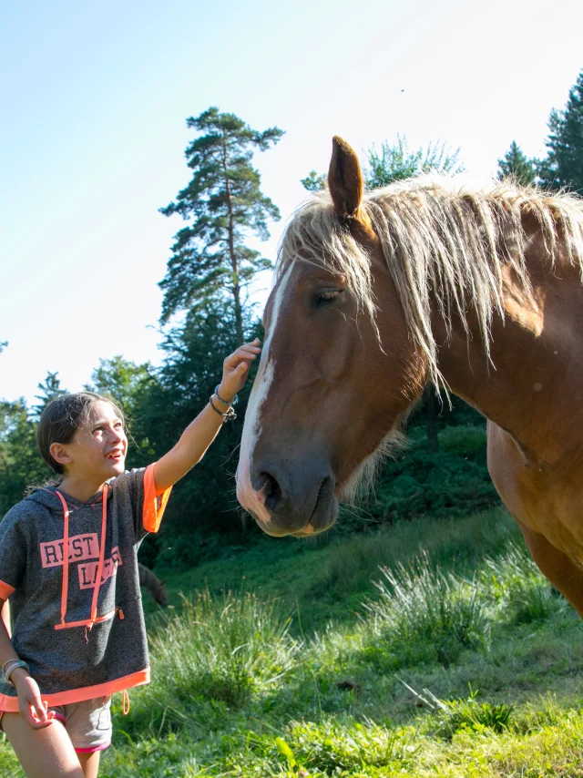 Enfants avec cheval