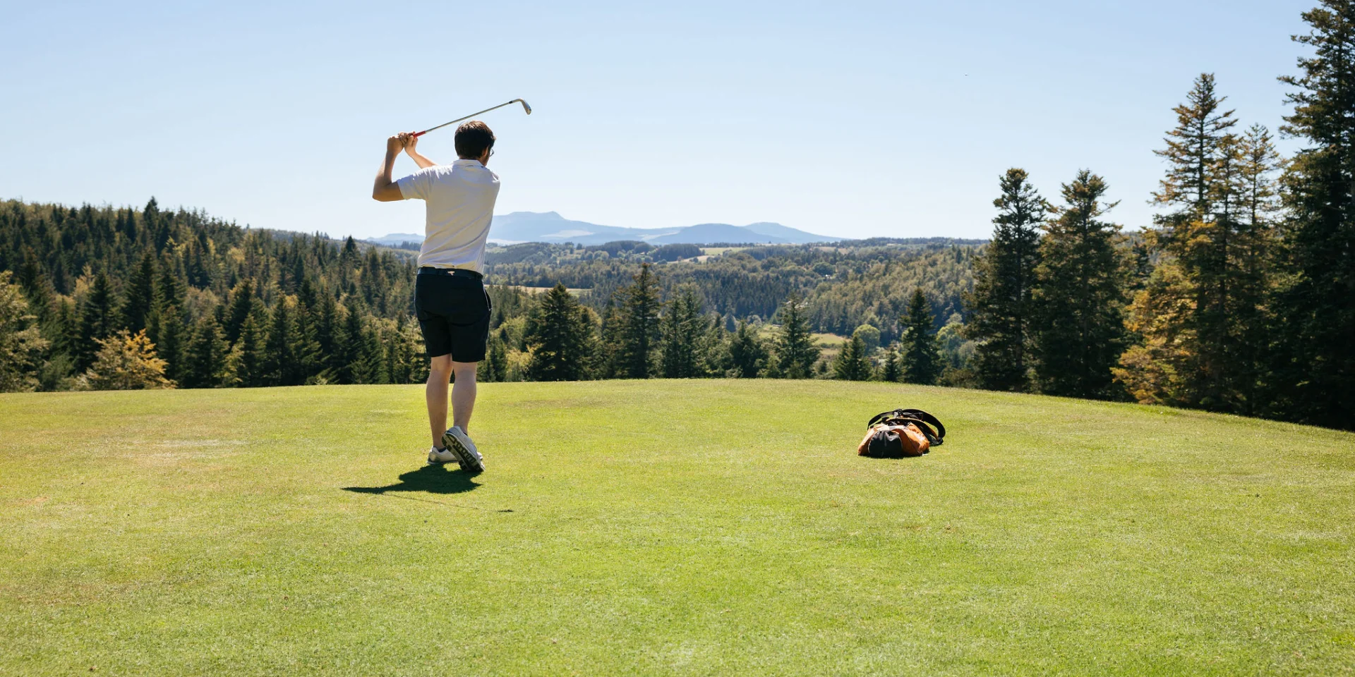 Golfer - panoramic view of Mont Mézenc