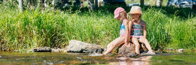 Petites filles au bord de l'eau, Baignade dans le Lignon en famille, La Plage au Chambon-sur-Lignon