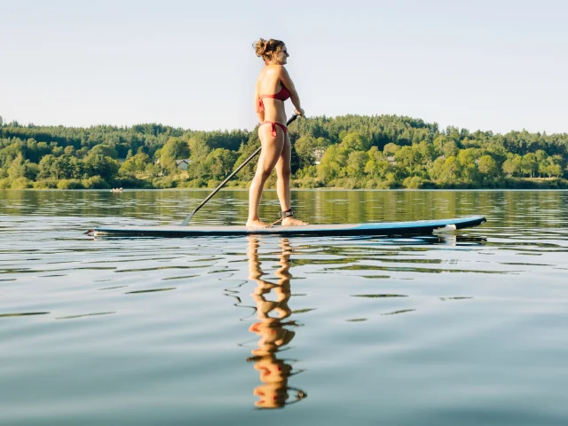 Jeune femme sur un paddle au Lac de Lavalette