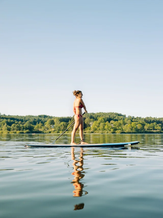 Jeune femme sur un paddle au Lac de Lavalette