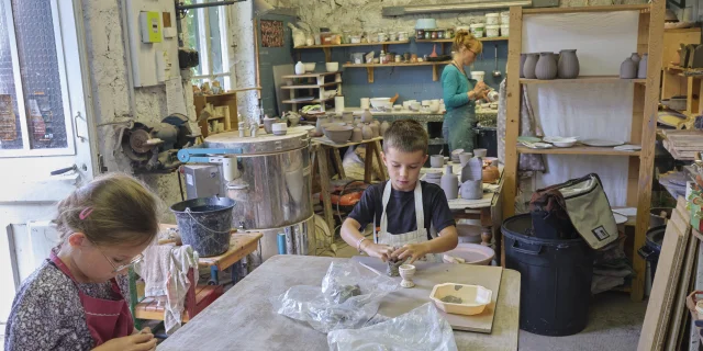 A l'atelier de Marie-Laure, stagiaires au travail