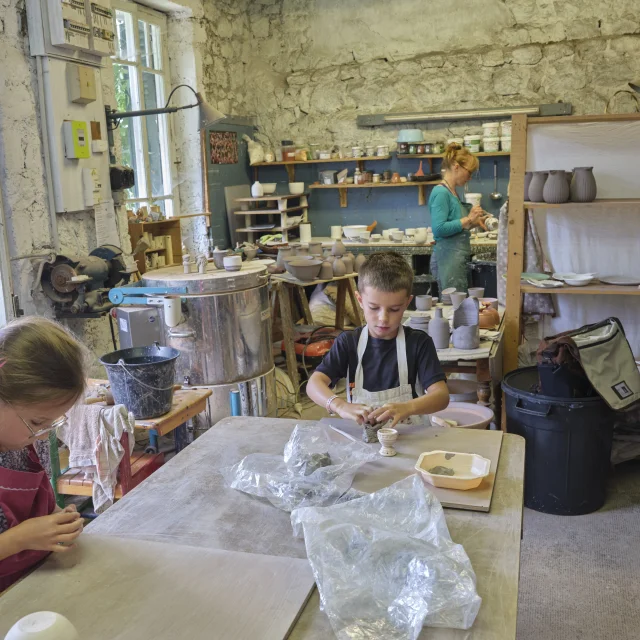 A l'atelier de Marie-Laure, stagiaires au travail