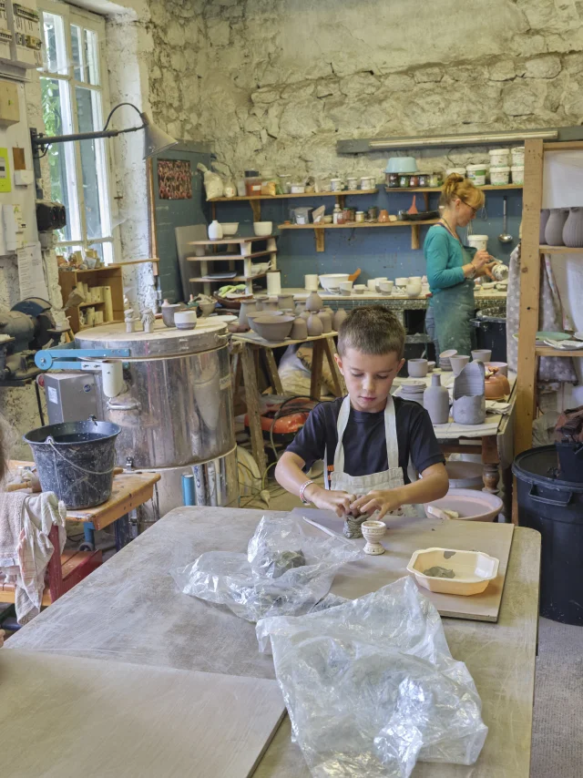 A l'atelier de Marie-Laure, stagiaires au travail