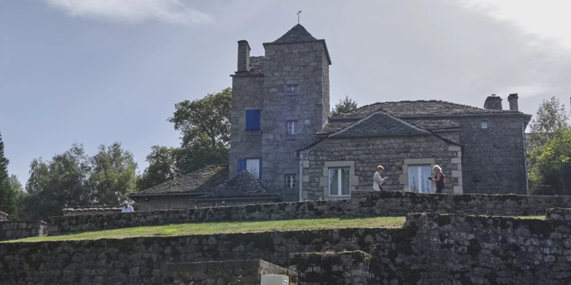 Panelier fortified house seen from the side with its slate roof and tower