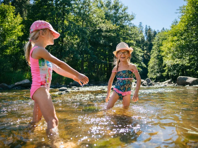 Baignade en famille dans le Lignon