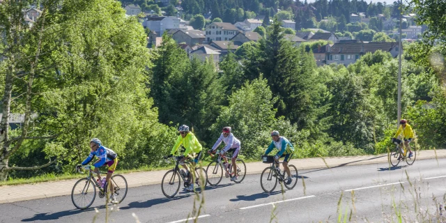 Les Cyclistes De L'Ardéchoise au Chambon-sur-Lignon