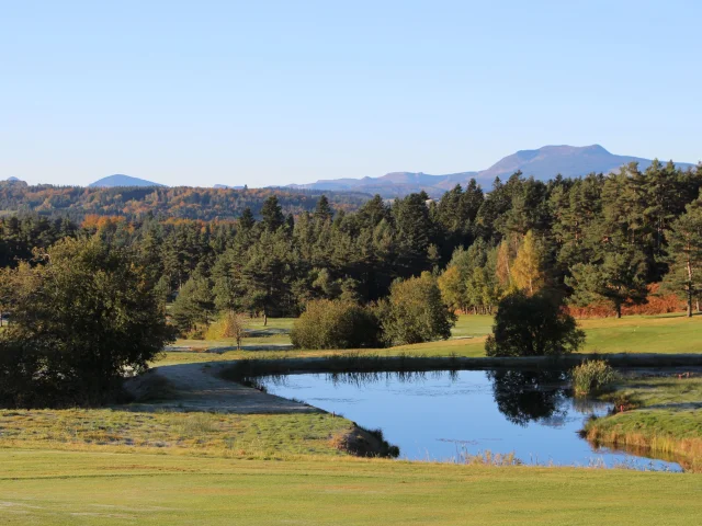 Depuis le golf du Chambon, le massif du Mézenc