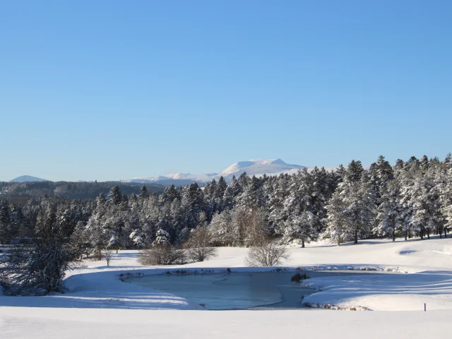 Mézenc enneigé depuis le golf du Chambon-sur-Lignon