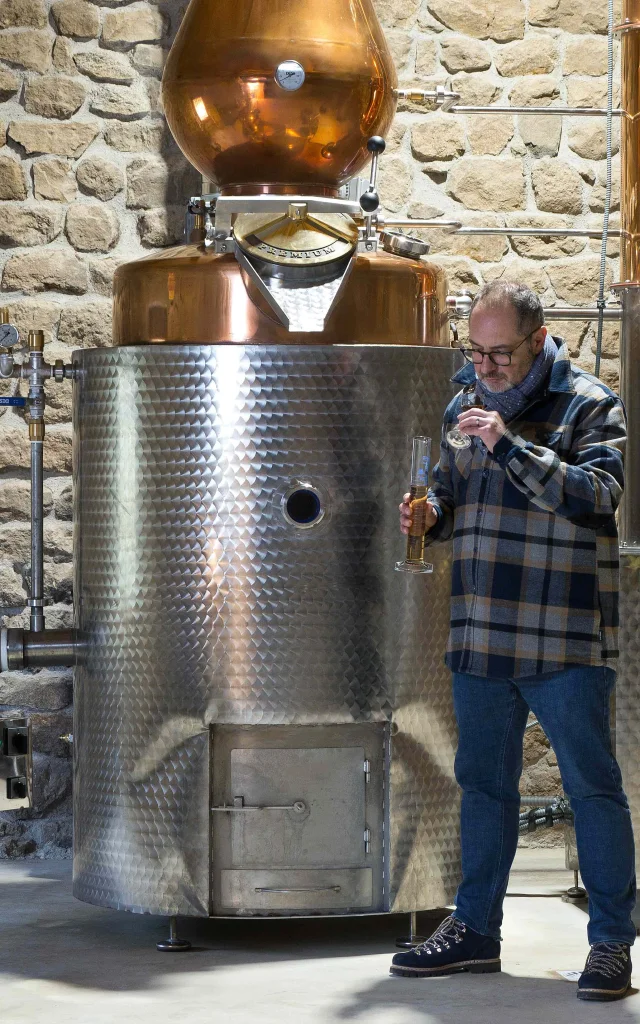 Fabrication de spiritueux à la distillerie à Saint-Jeures