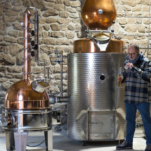 Fabrication de spiritueux à la distillerie à Saint-Jeures