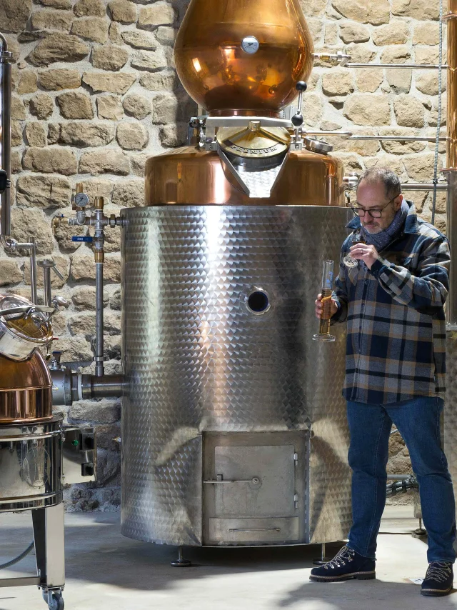 Fabrication de spiritueux à la distillerie à Saint-Jeures