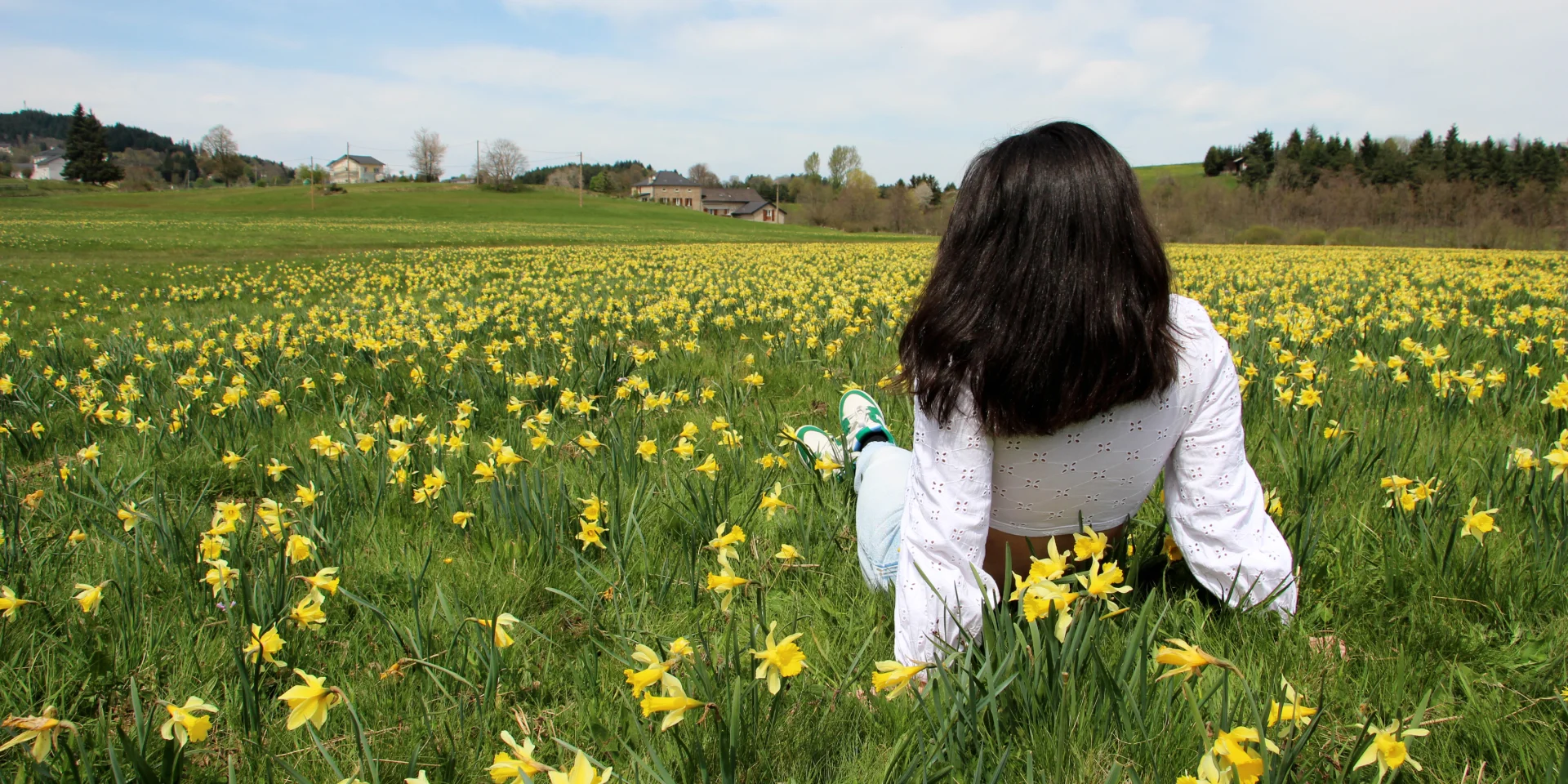 Fille Dans Un Champs De Jonquilles Tence Chloe Ruel