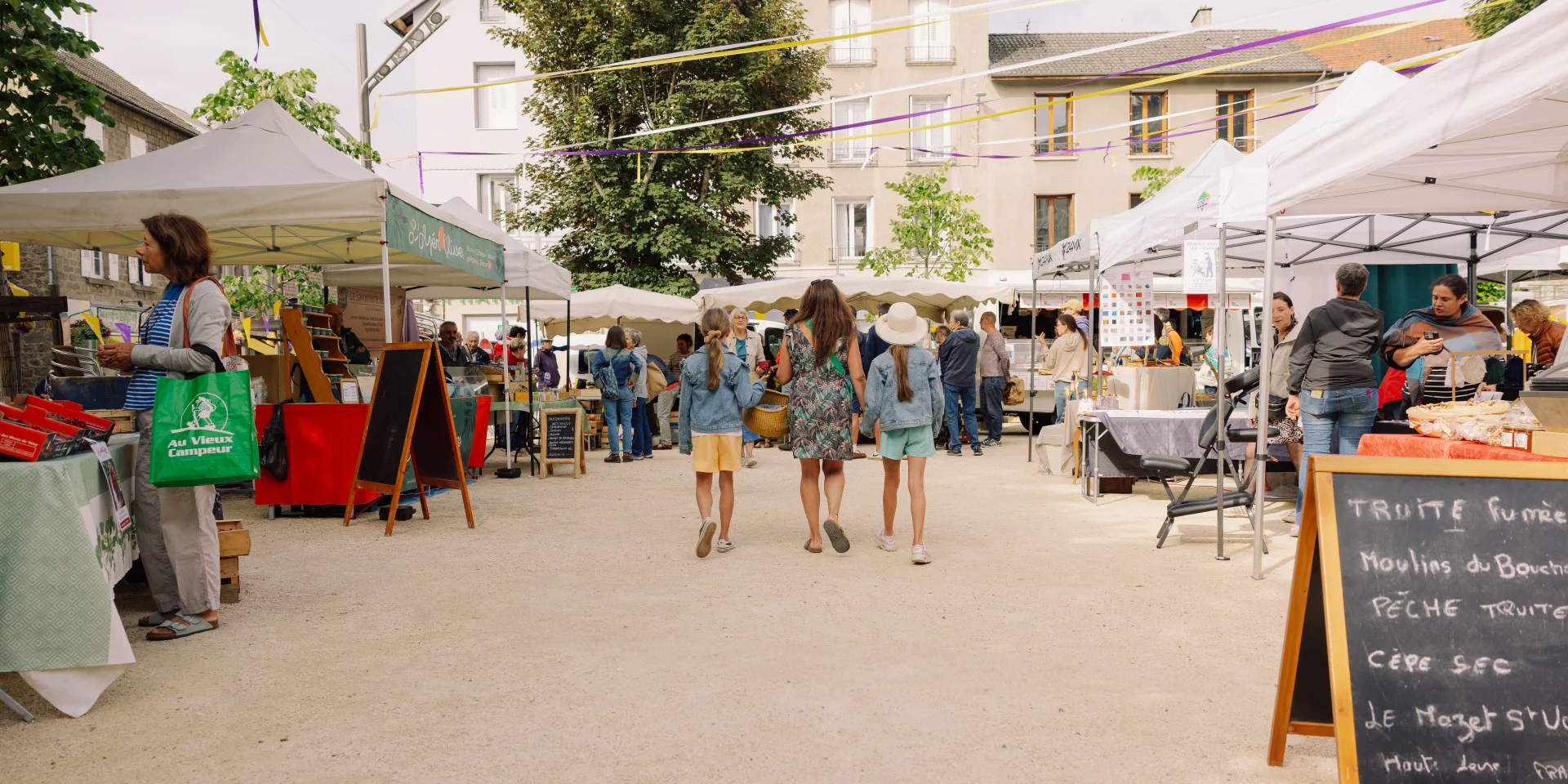 Marche Du Mercredi En Ete Place De La Fontaine Au Chambon Sur Lignon