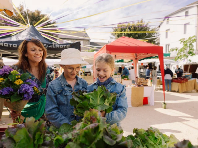 Marche Place De La Fontaine Au Chambon Sur Lignon