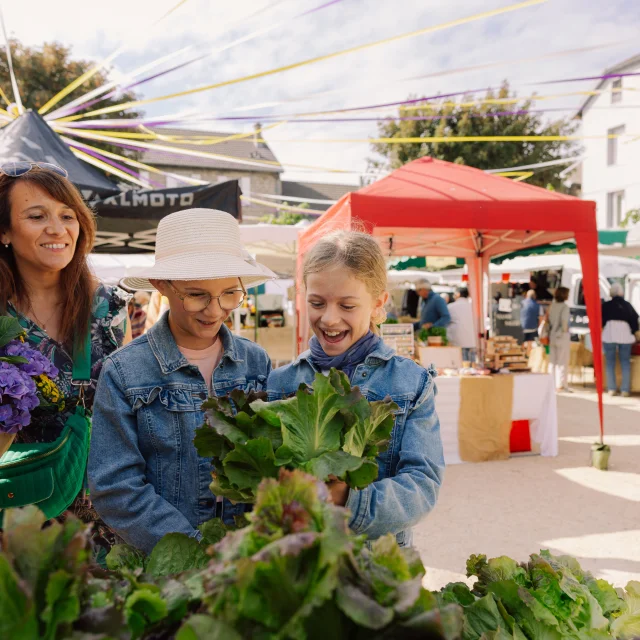 Marche Place De La Fontaine Au Chambon Sur Lignon