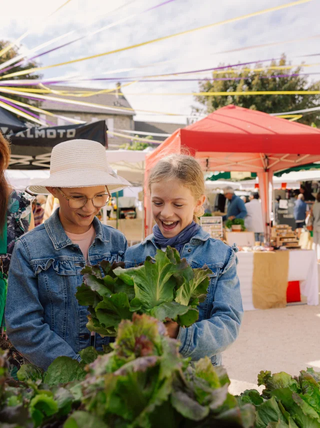 Marche Place De La Fontaine Au Chambon Sur Lignon