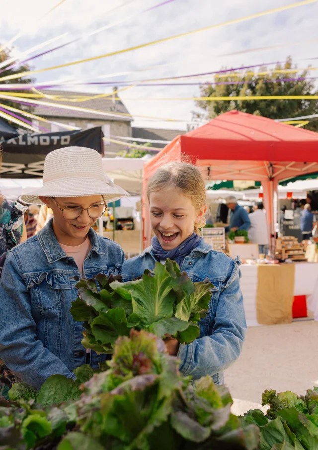 Marche Place De La Fontaine Au Chambon Sur Lignon