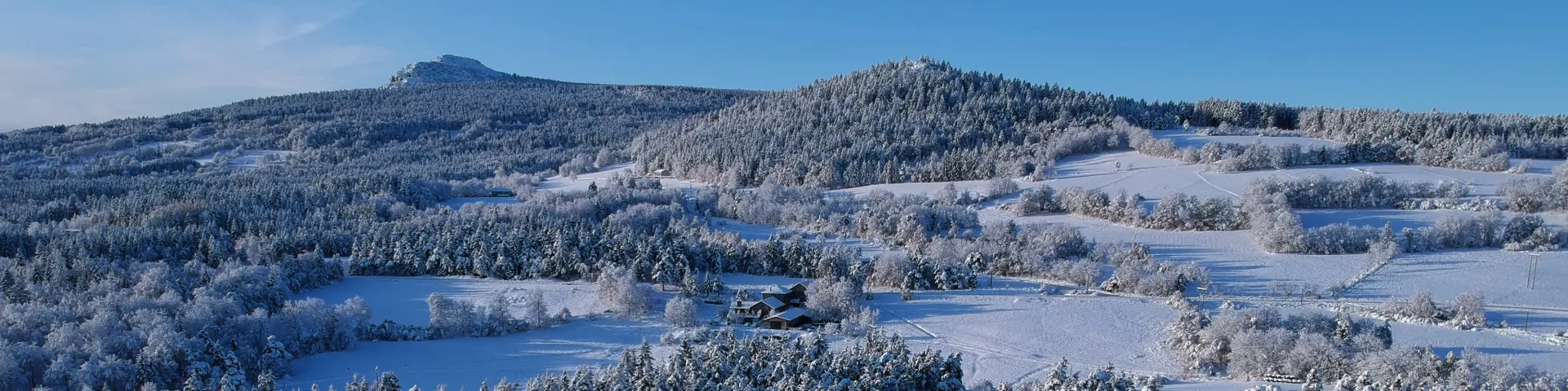 Paysage enneige au dessus Saint-Jeures au petit matin par drone