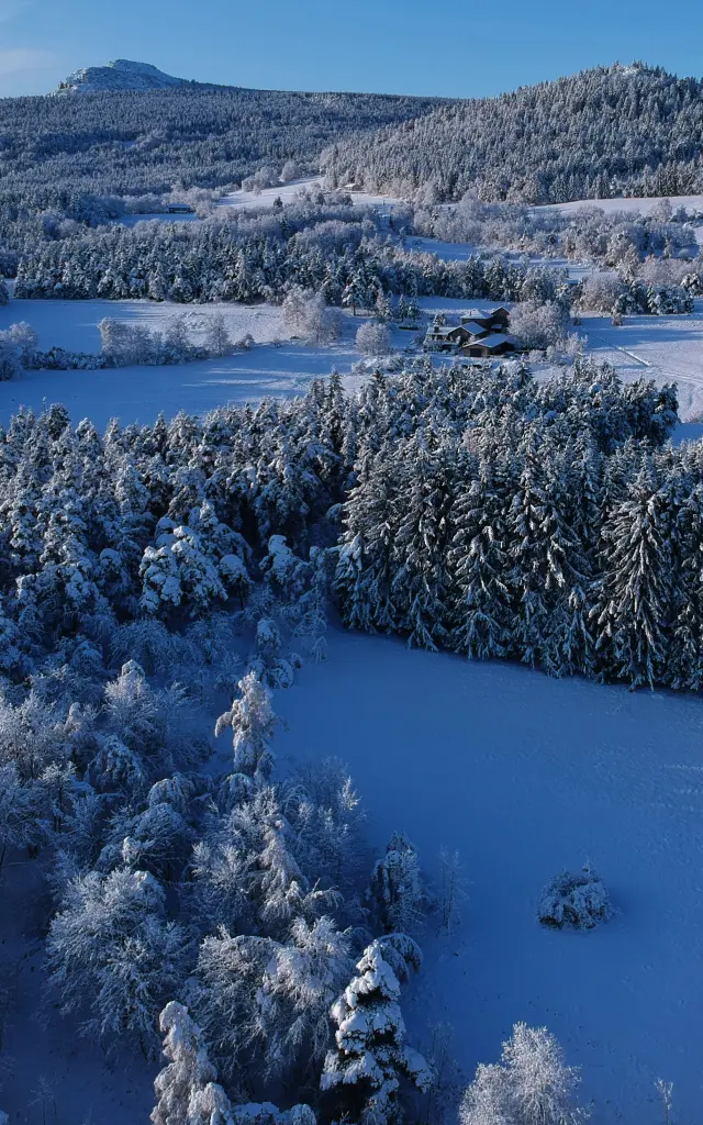 Paysage enneige au dessus Saint-Jeures au petit matin par drone