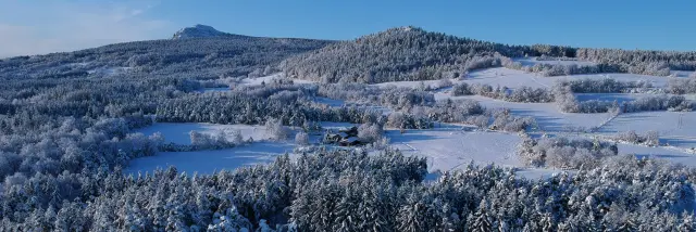 Paysage enneige au dessus Saint-Jeures au petit matin par drone