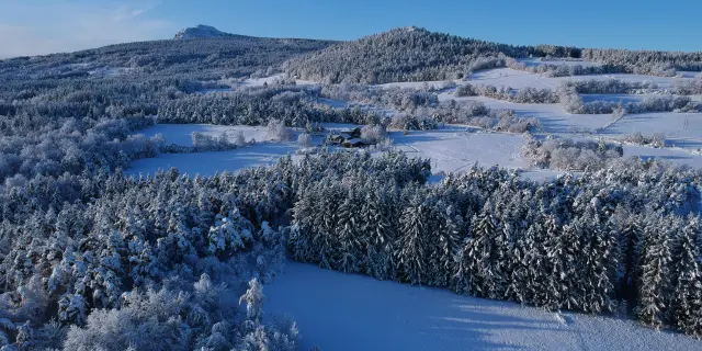 Paysage enneige au dessus Saint-Jeures au petit matin par drone
