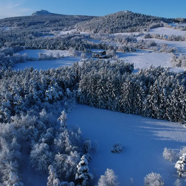 Paysage enneige au dessus Saint-Jeures au petit matin par drone