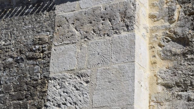 Petite cadran solaire Eglise Azay-le-Brûlé