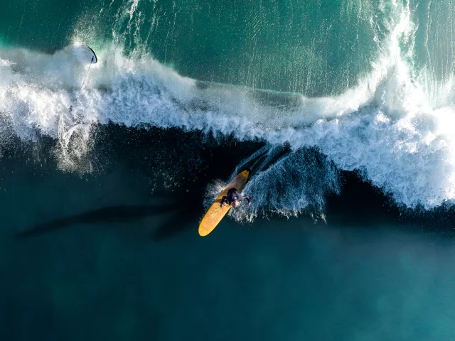 Surfer sur une vague