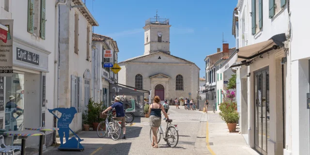 Rue centrale du Bois-Plage-en-Ré avec des cyclistes.