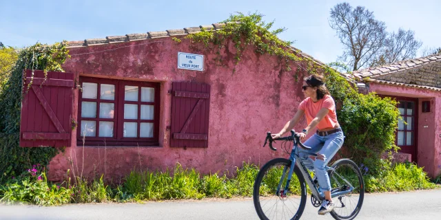 Les Portes En Re Cycliste Maison Rose Vieux Port Jules Serrurier