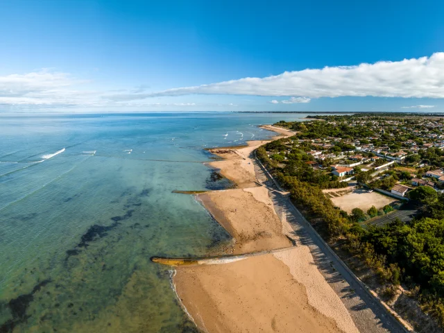 Vue aérienne panoramique de la plage du Gros Jonc aux Portes-en-Ré de l'île de Ré.