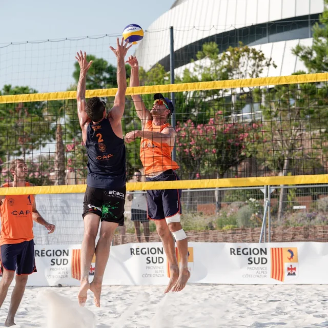 Match de beach-volley en tournoi