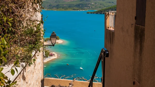 Ruelle Sainte-Croix du Verdon avec vue sur le lac