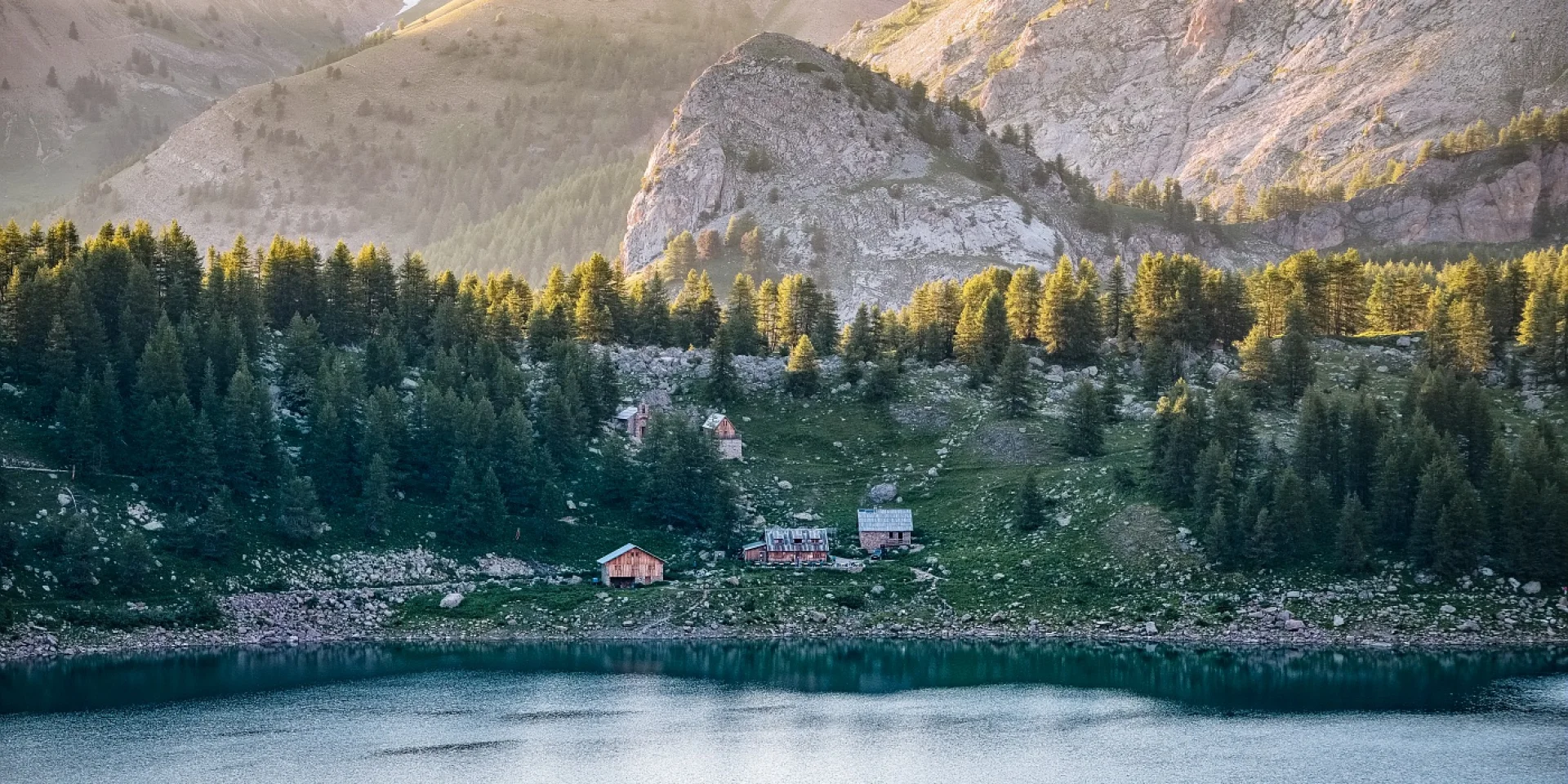 Rifugio di montagna, Lac d'Allos al sorgere del sole nel Parco Nazionale del Mercantour