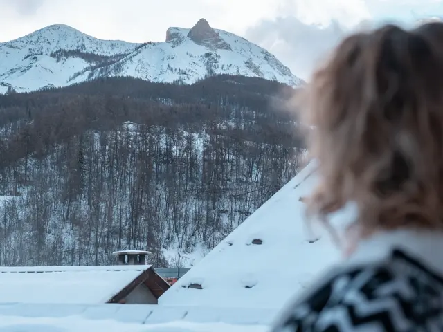 Vue sur les montagnes enneigées du Val d'Allos