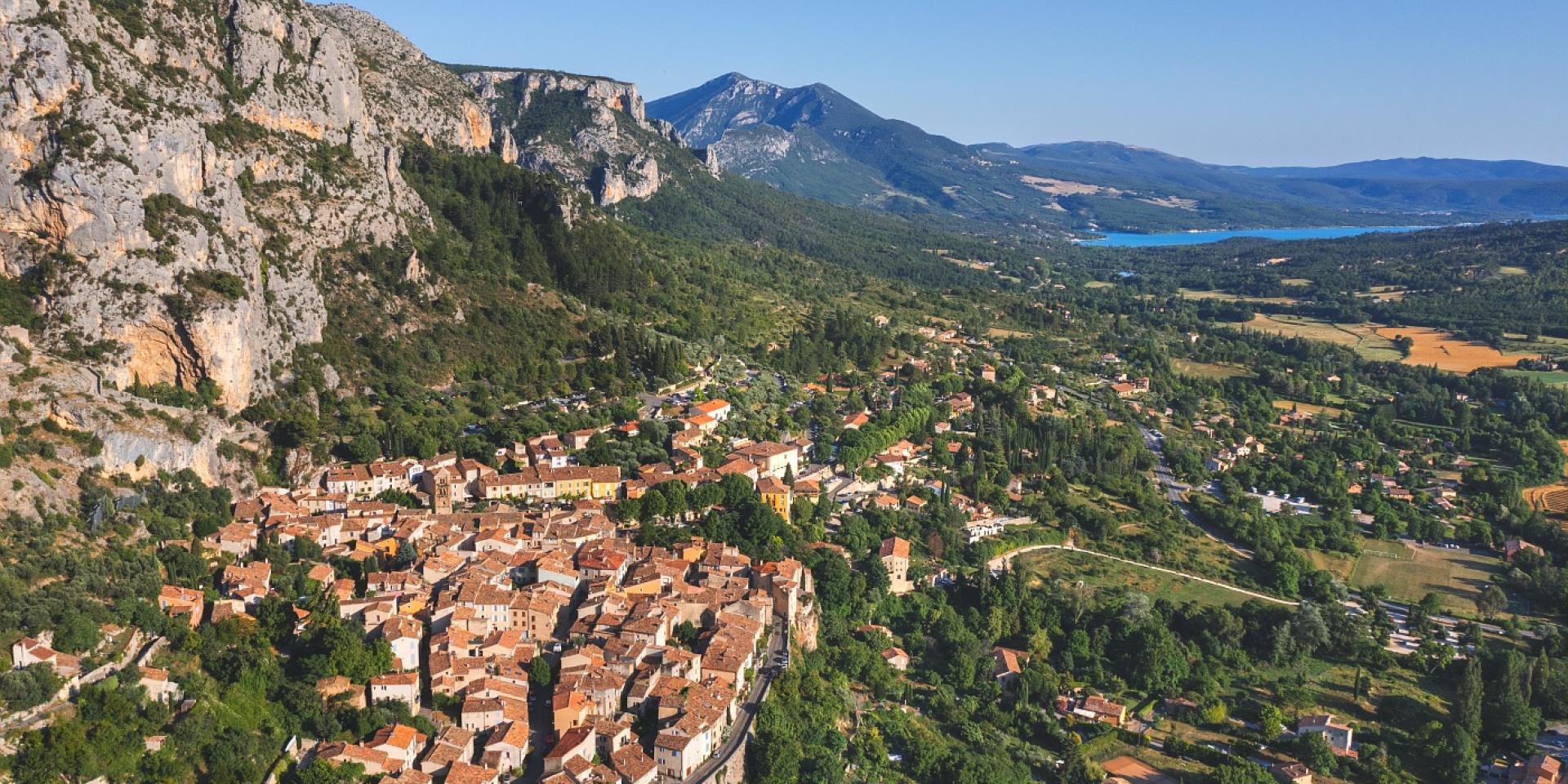 Moustiers-Sainte-Marie avec Lac de Sainte-Croix en arrière-plan