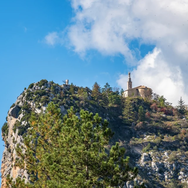 Notre-Dame du Roc perchée sur son rocher, Castellane