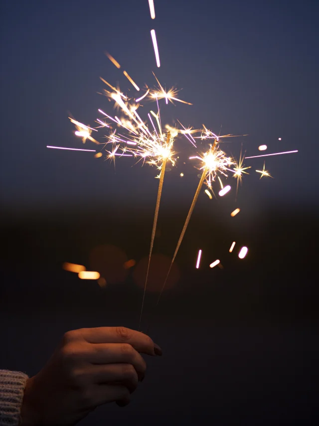Persona che tiene in mano una candela magica per le feste