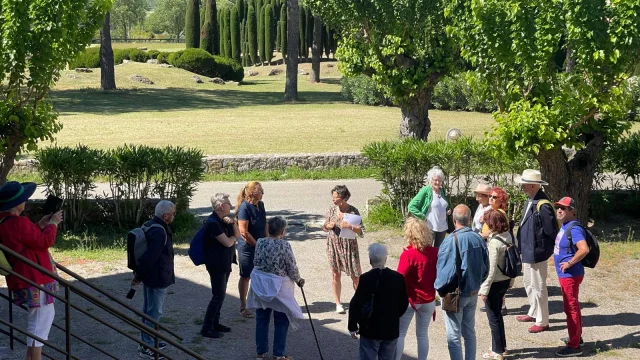 Villecroze Visite Guidee Maud Groupe Mai 2024 Patrimoine Nature Soleil Vieilles Pierres Theatre Verdure Zoom Cadet