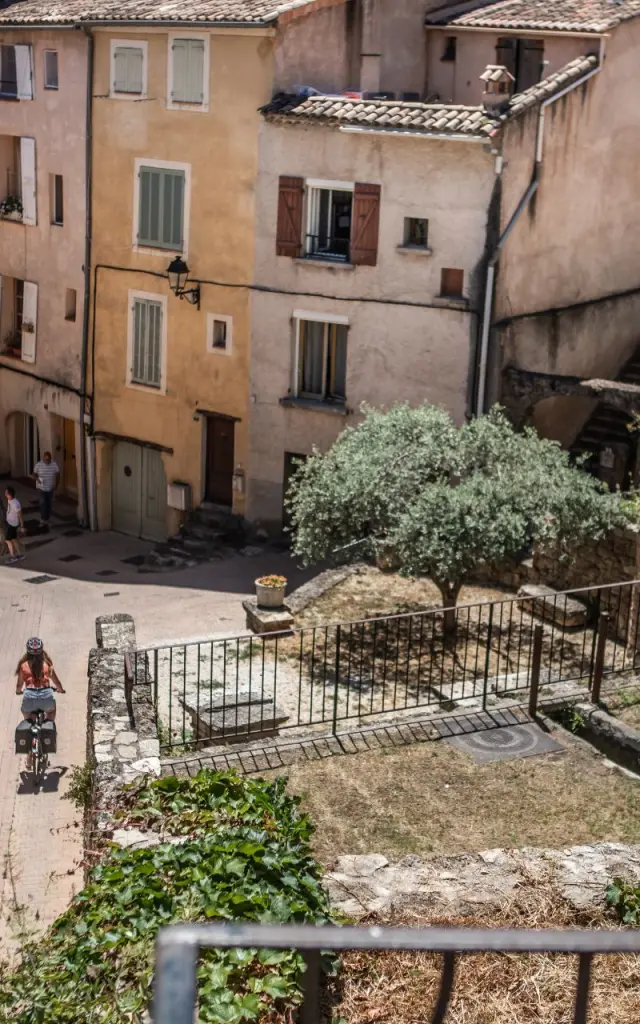 Au Pied Des Campaniles Credit Olivier Octobre