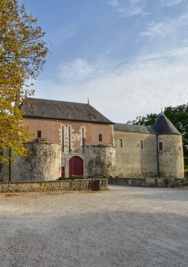 Chateau De La Chapelle Dangillon｜route Jacques Coeur 16