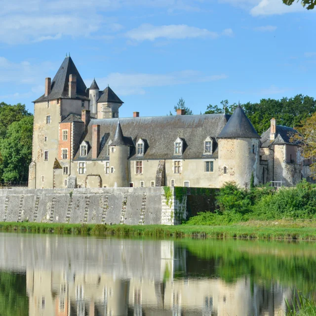 Chateau De La Chapelle Dangillon｜route Jacques Coeur 3